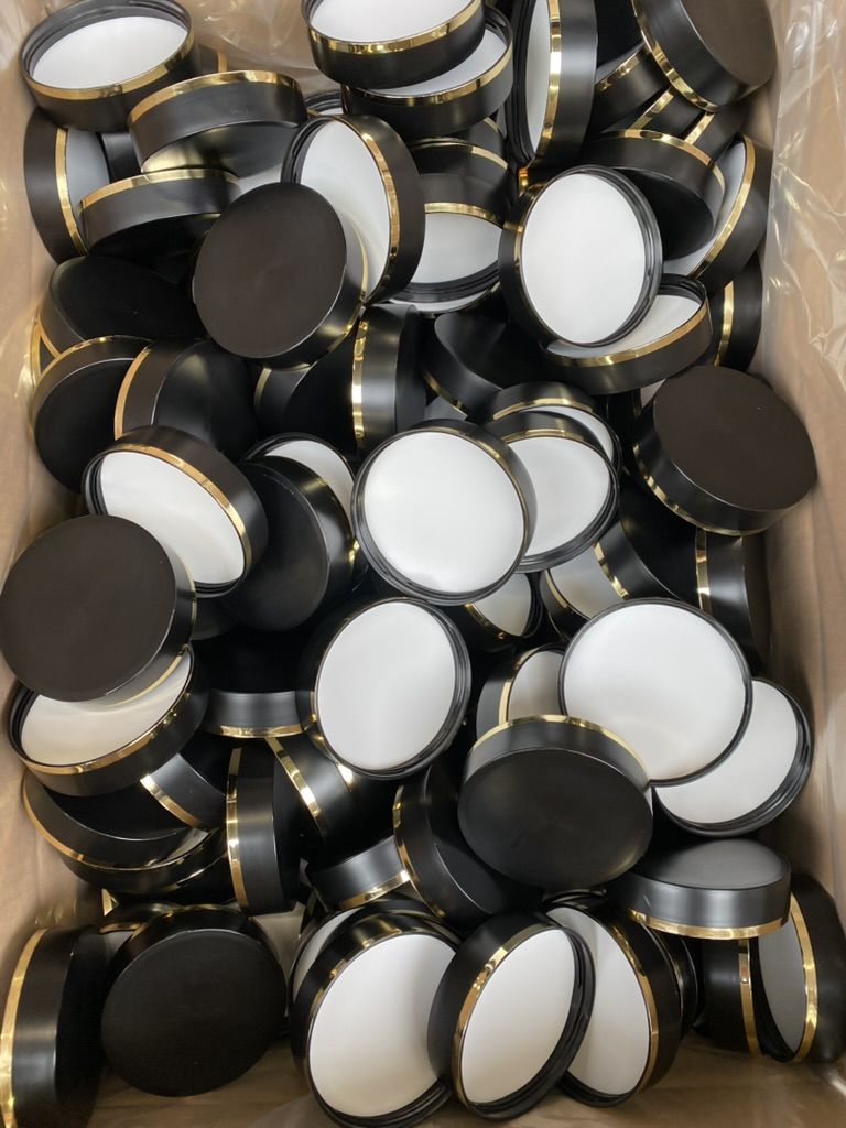Deckel mit goldener Linie