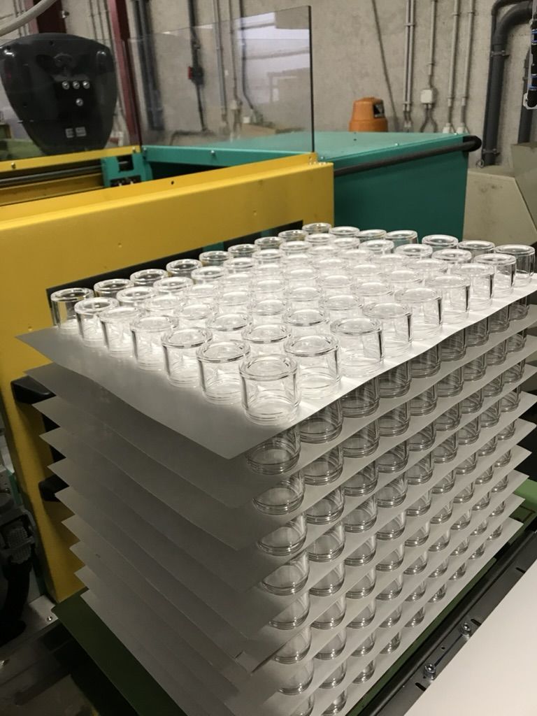 Tiegel direkt aus der Maschine